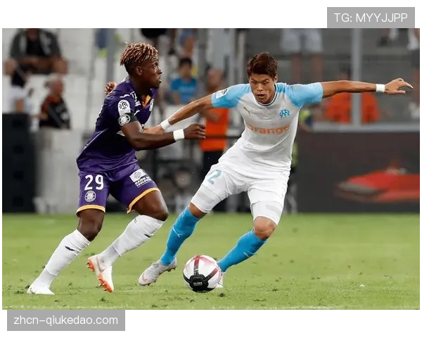 评论观点：足球游戏与现实观赛的界限模糊，法甲推出官方“虚拟主场”引争议